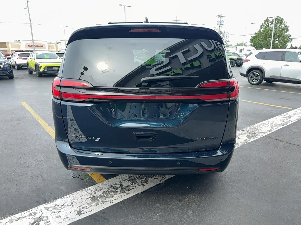 Used 2025 Chrysler Pacifica Limited Limited FWD