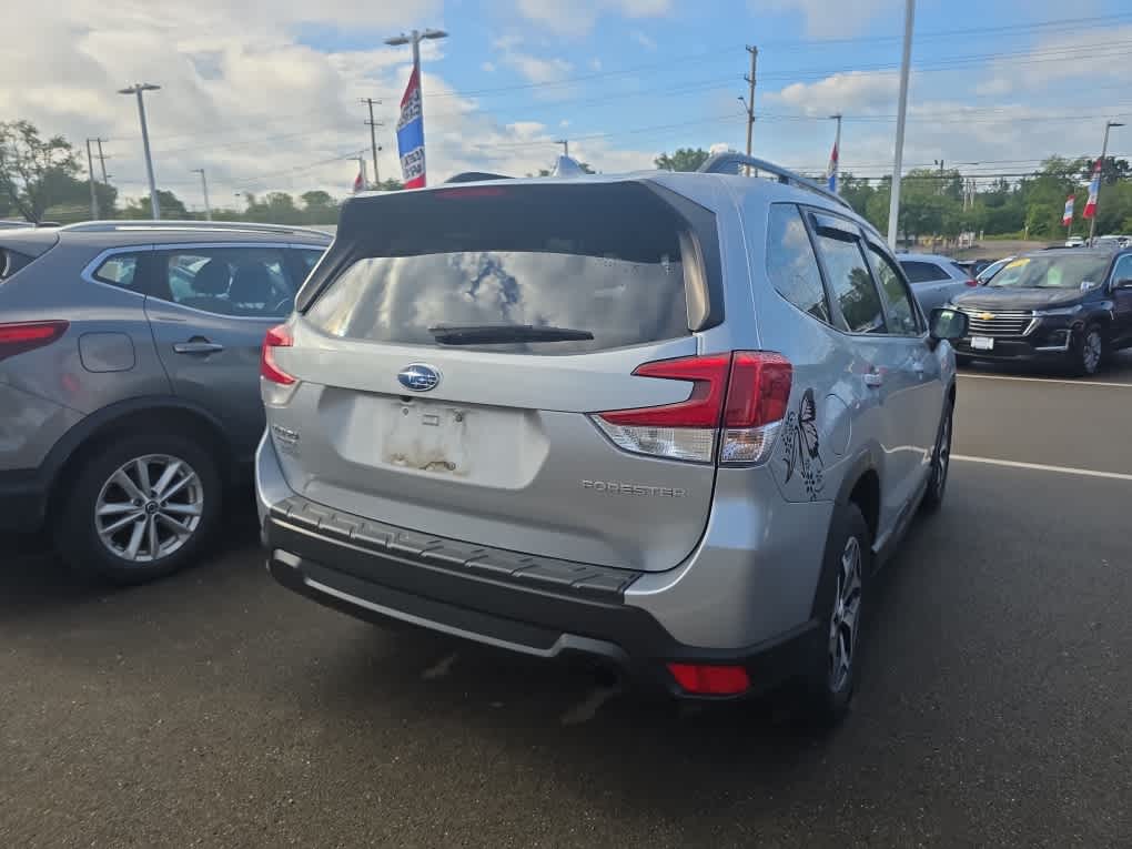 2021 Subaru Forester Premium photo 4