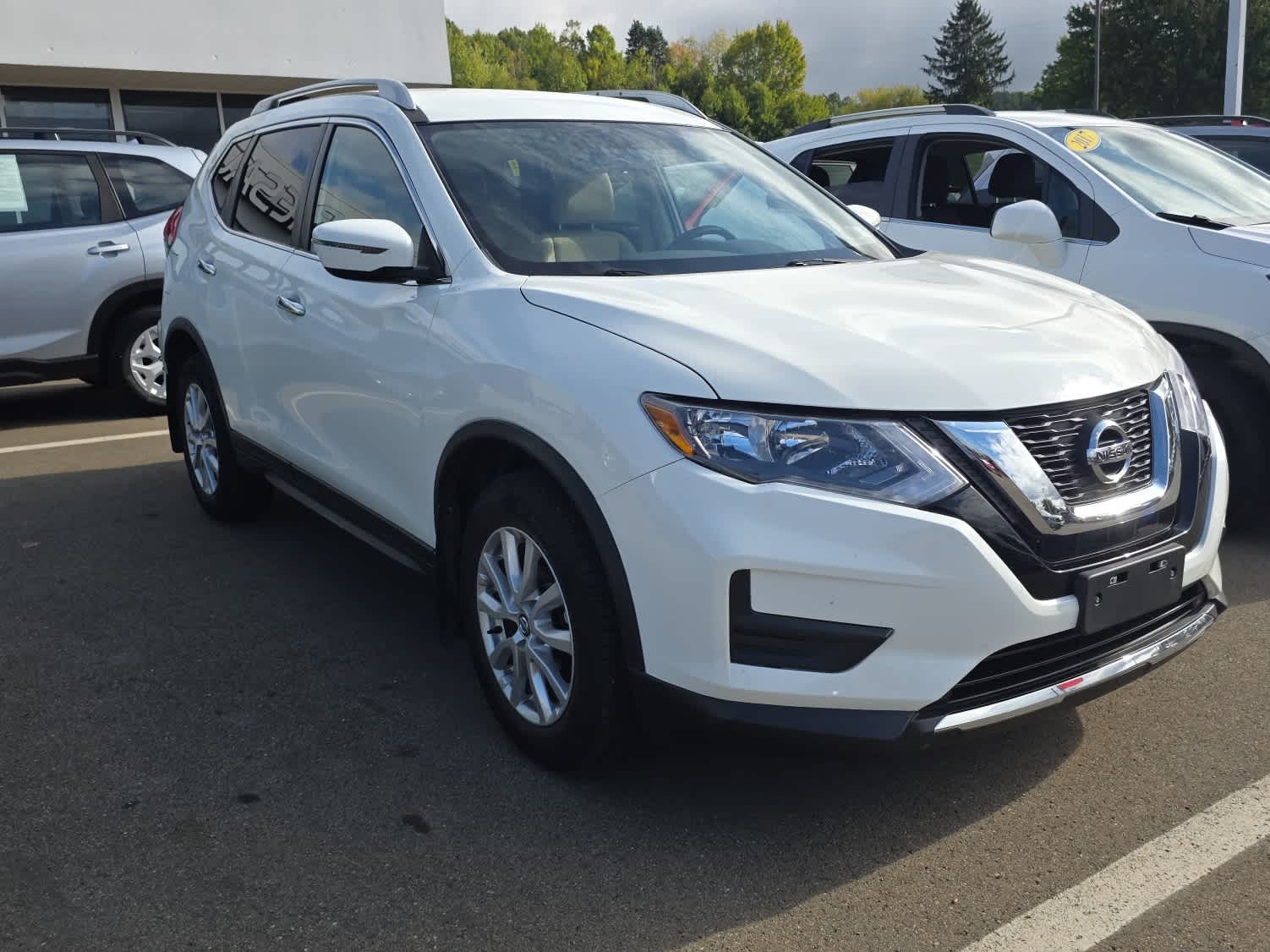 2017 Nissan Rogue SV photo 3
