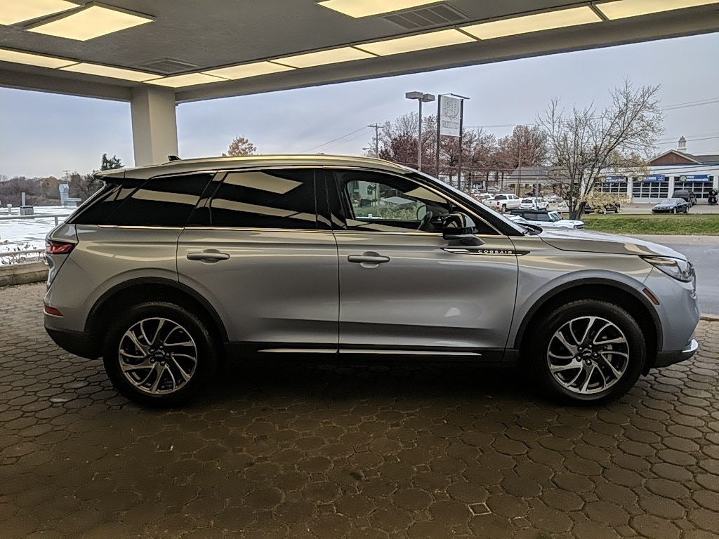 2022 Lincoln Corsair Standard photo 4