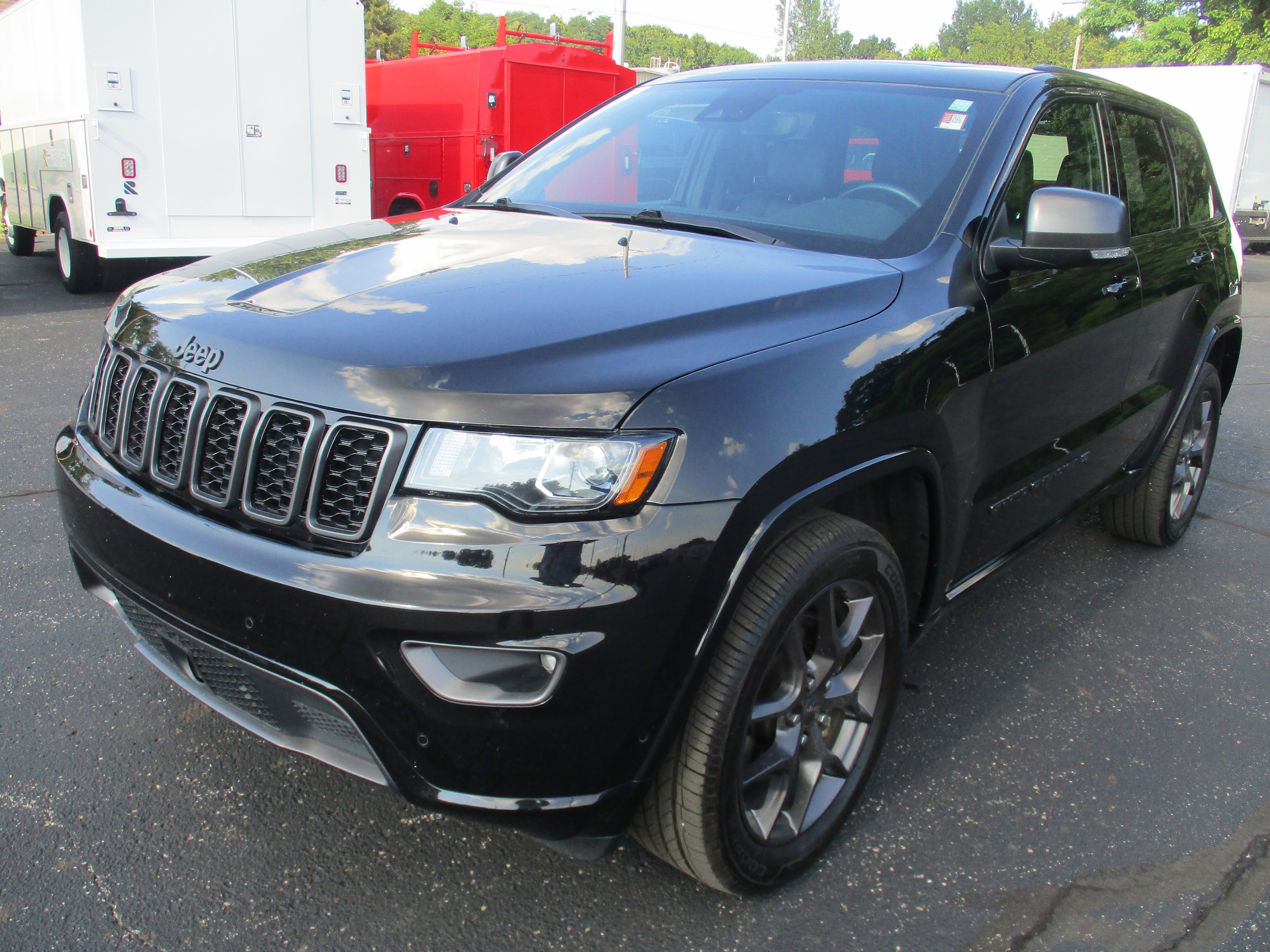 2021 Jeep Grand Cherokee Anniversary Edition photo 4