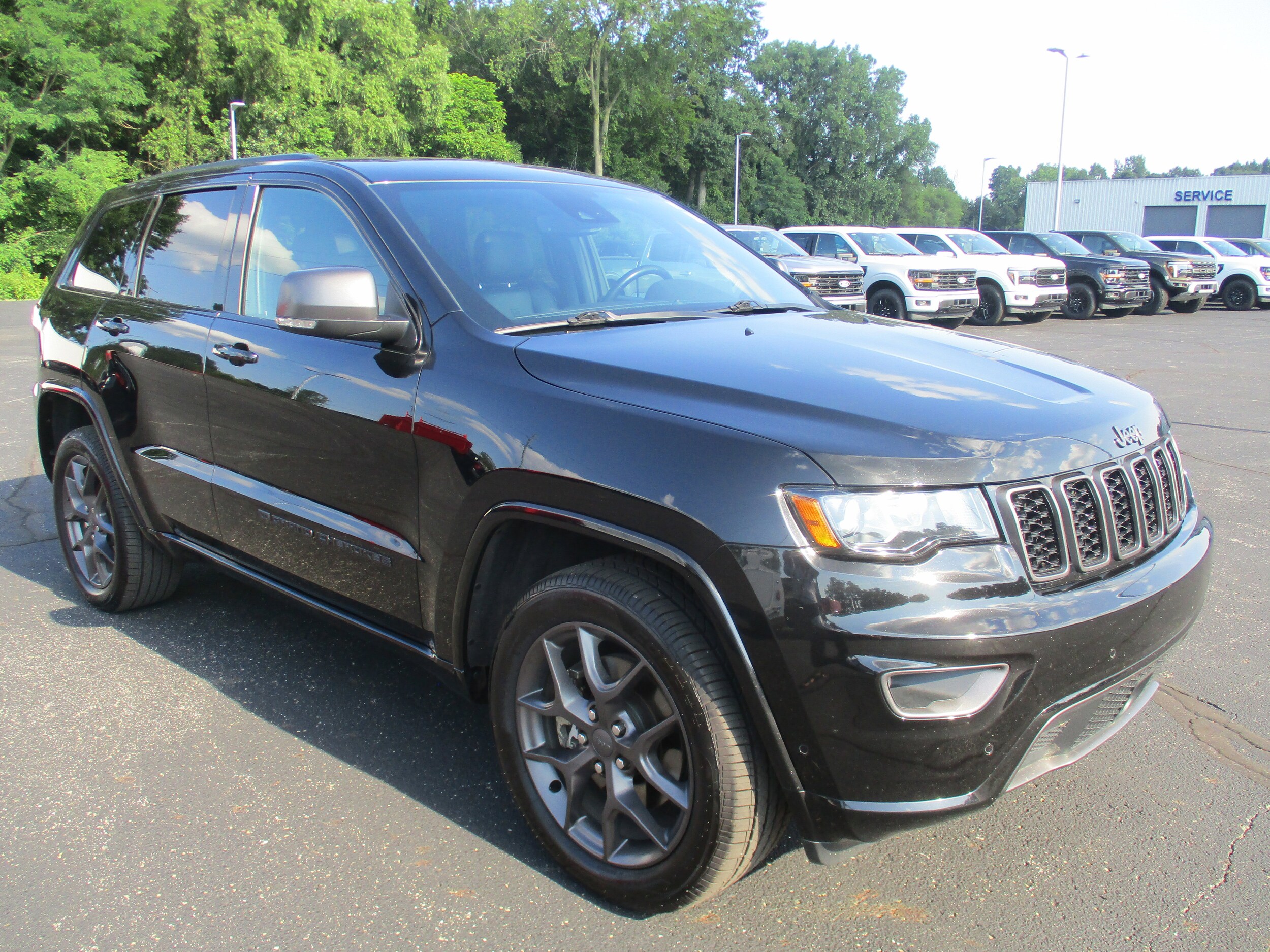 2021 Jeep Grand Cherokee Anniversary Edition photo 3