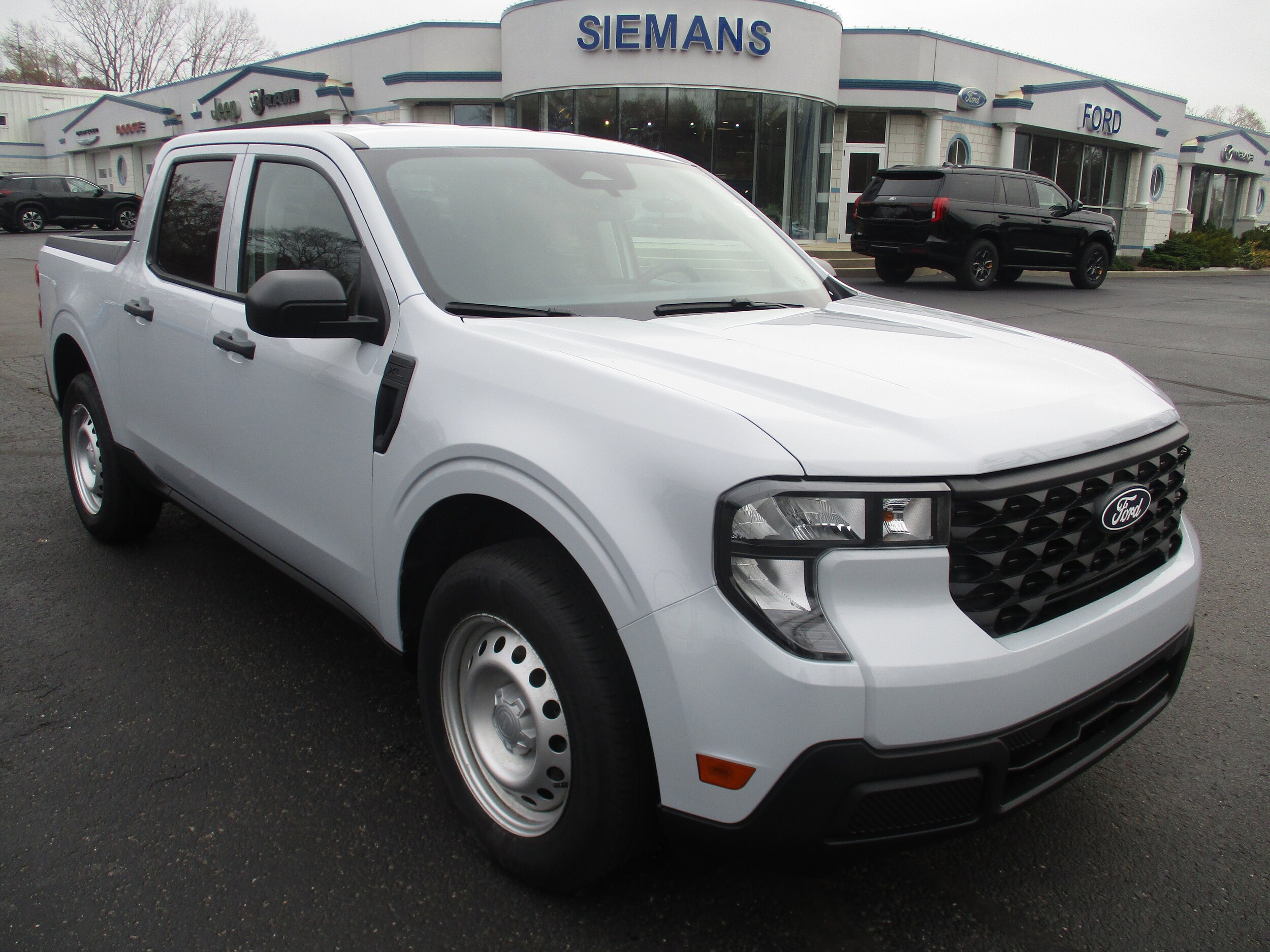 2025 Ford Maverick XL photo 2