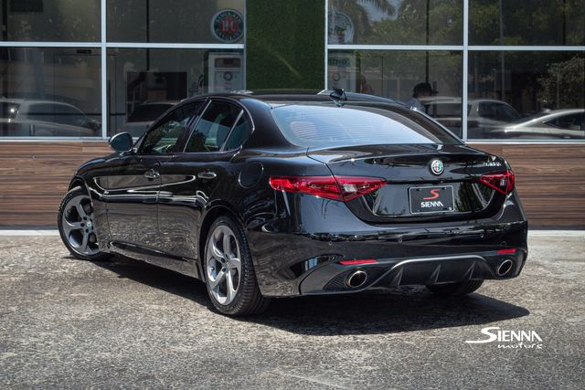2018 Alfa Romeo Giulia Sport photo 4