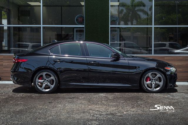 2018 Alfa Romeo Giulia Sport photo 2