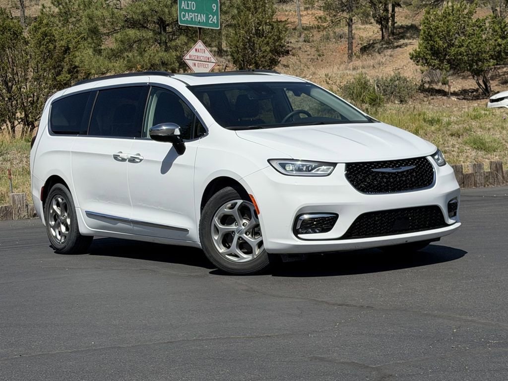2023 Chrysler Pacifica Limited's photo