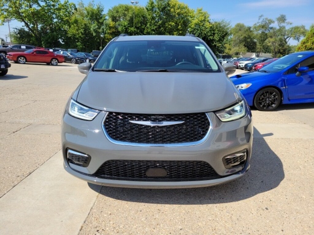 Used 2022 Chrysler Pacifica Touring L Van Passenger Van