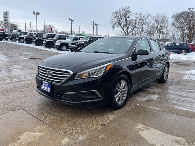 Used 2017 Hyundai Sonata SE with VIN 5NPE24AF4HH551881 for sale in Ottawa, IL