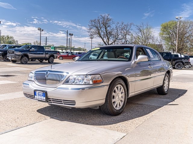 Used 2011 Lincoln Town Car Signature Limited with VIN 2LNBL8CV3BX762082 for sale in Ottawa, IL
