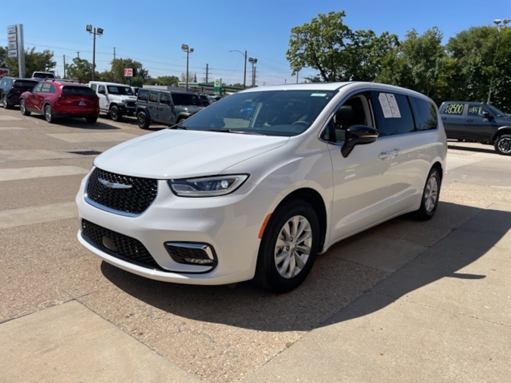 Used 2024 Chrysler Pacifica Limited Van Passenger Van