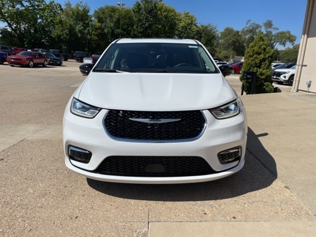 Used 2024 Chrysler Pacifica Limited Van Passenger Van