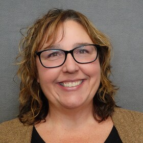 Staff member Anne Burke from ID_8291a92853c0