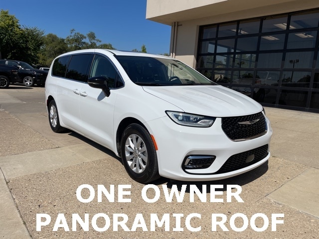 2024 Chrysler Pacifica Limited's photo