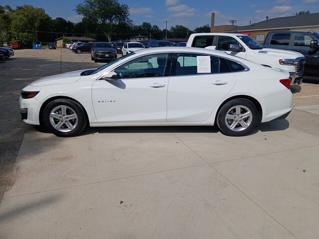 2024 Chevrolet Malibu 1LT photo 2