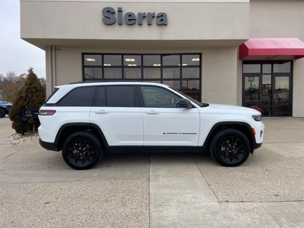 Used 2024 Jeep Grand Cherokee Laredo SUV