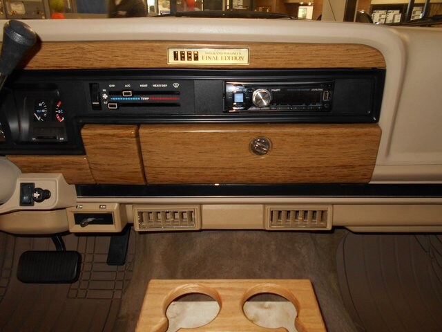 1991 Jeep Grand Wagoneer photo 3