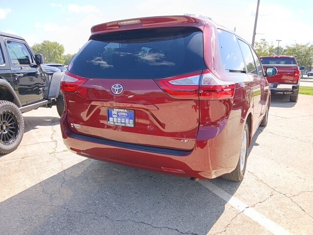 2017 Toyota Sienna L photo 3