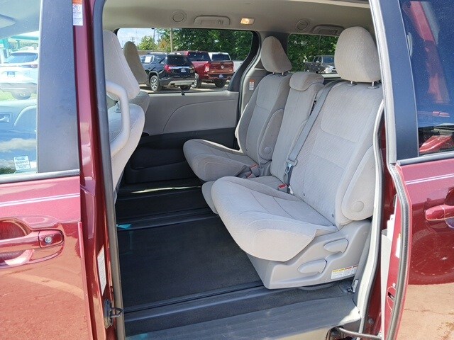2017 Toyota Sienna L photo 4
