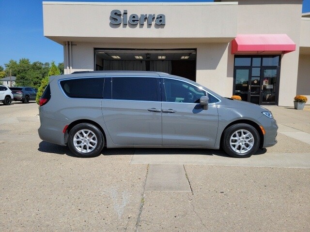 2022 Chrysler Pacifica Touring L photo 4
