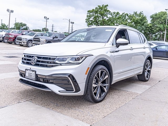 Used 2024 Volkswagen Tiguan SEL R-LINE with VIN 3VV4B7AX6RM073028 for sale in Ottawa, IL