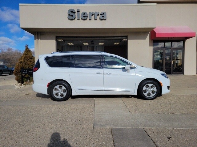 2017 Chrysler Pacifica Touring Plus photo 2