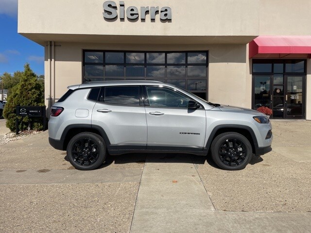 2025 Jeep Compass Latitude photo 3