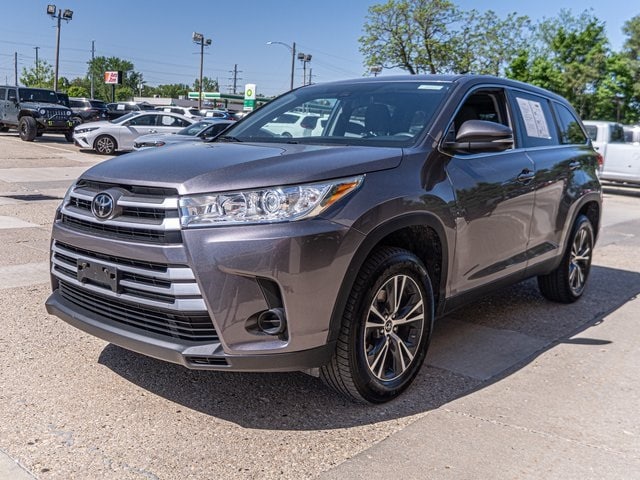 Used 2019 Toyota Highlander LE with VIN 5TDZZRFHXKS318352 for sale in Ottawa, IL