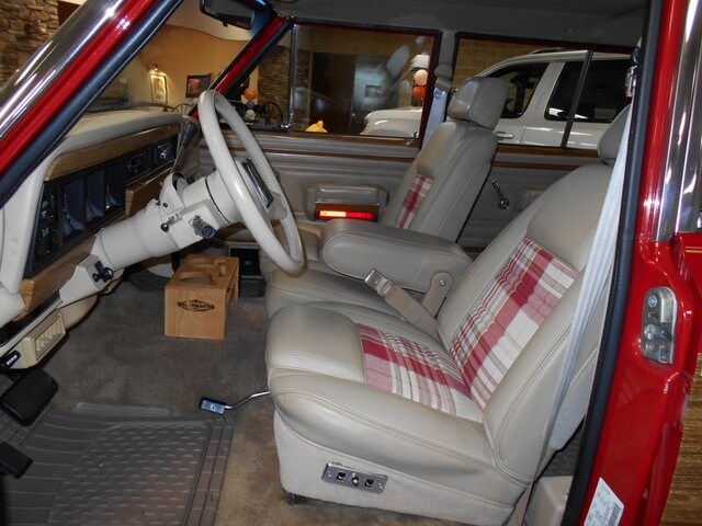 1991 Jeep Grand Wagoneer photo 2