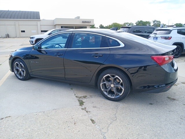 2023 Chevrolet Malibu 1LT photo 2