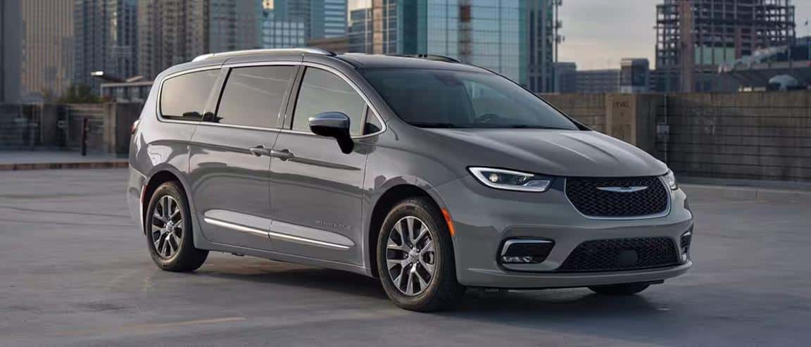 2025 Chrysler Pacifica Hybrid Front View