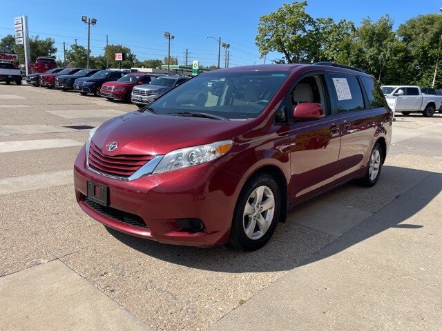 2017 Toyota Sienna L photo 2