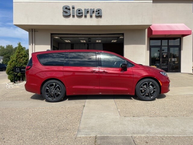 2026 Chrysler Pacifica photo 4