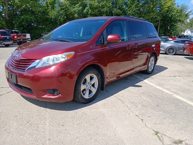 2017 Toyota Sienna L photo 2