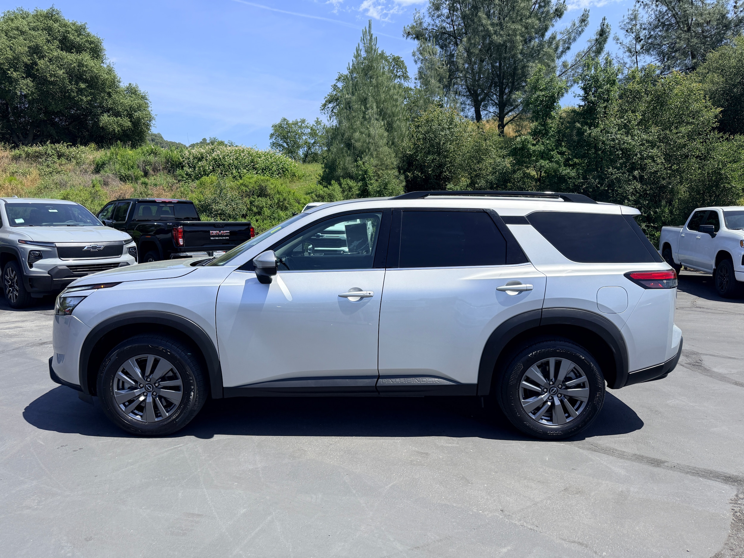 2025 Nissan Pathfinder SV 4WD's photo