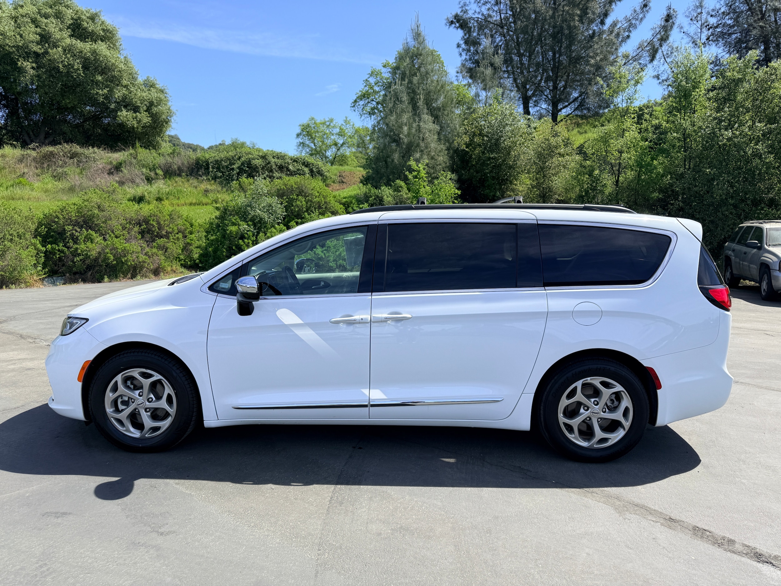 2023 Chrysler Pacifica Limited's photo