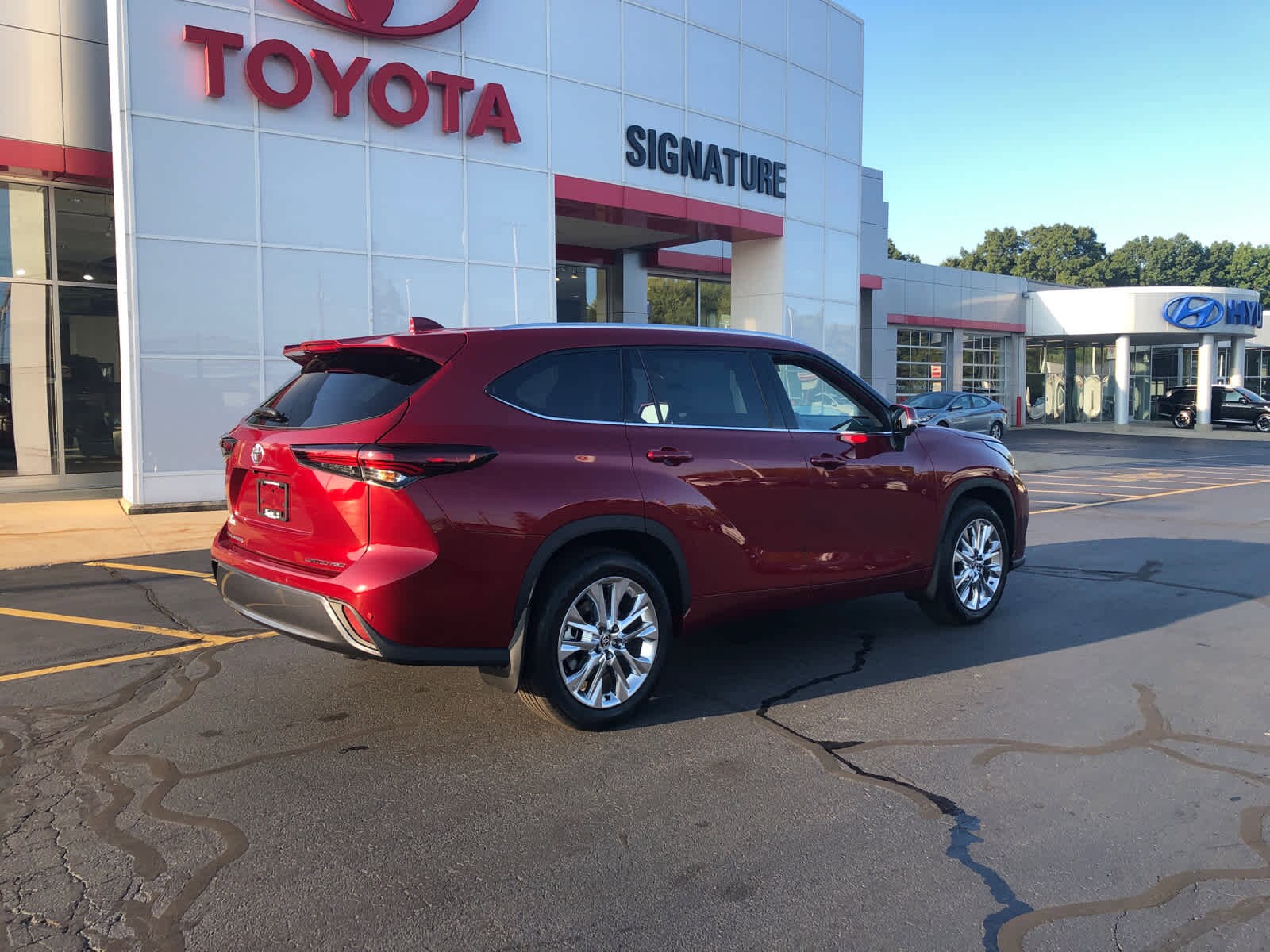 2025 Toyota Highlander Limited photo 2
