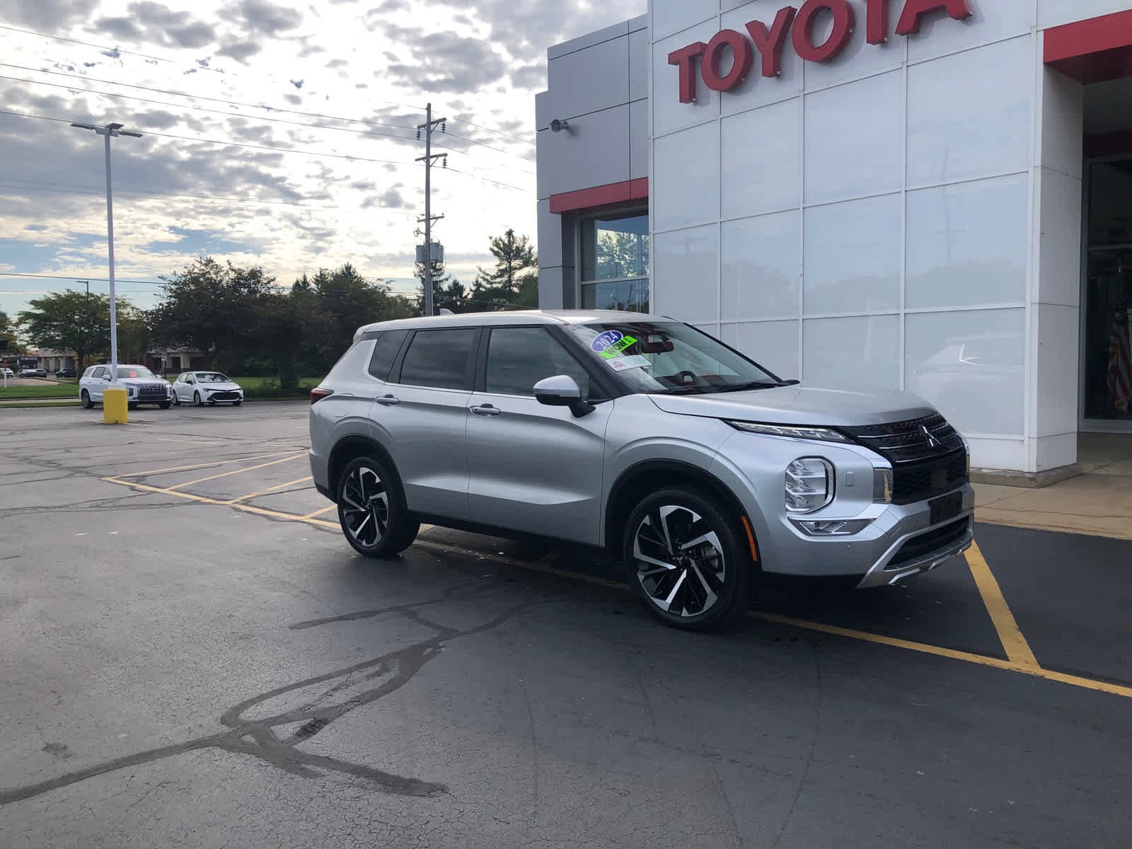 2024 Mitsubishi Outlander SE's photo