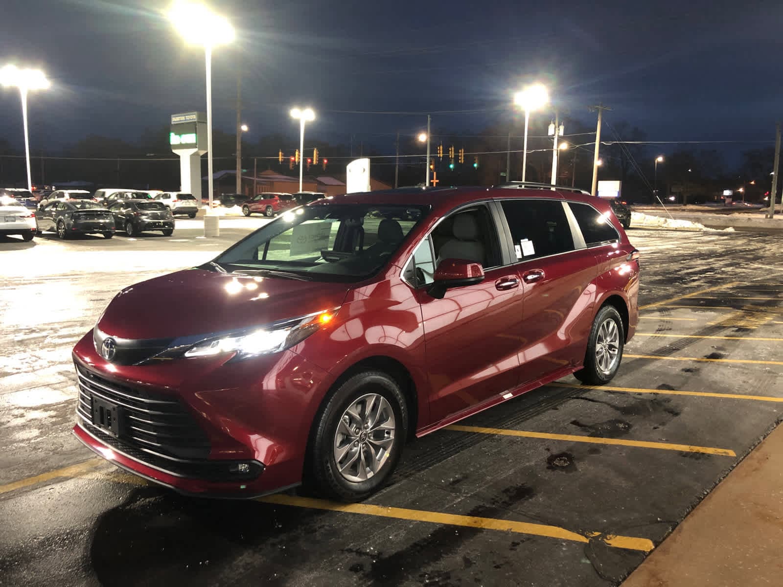 2025 Toyota Sienna XLE's photo