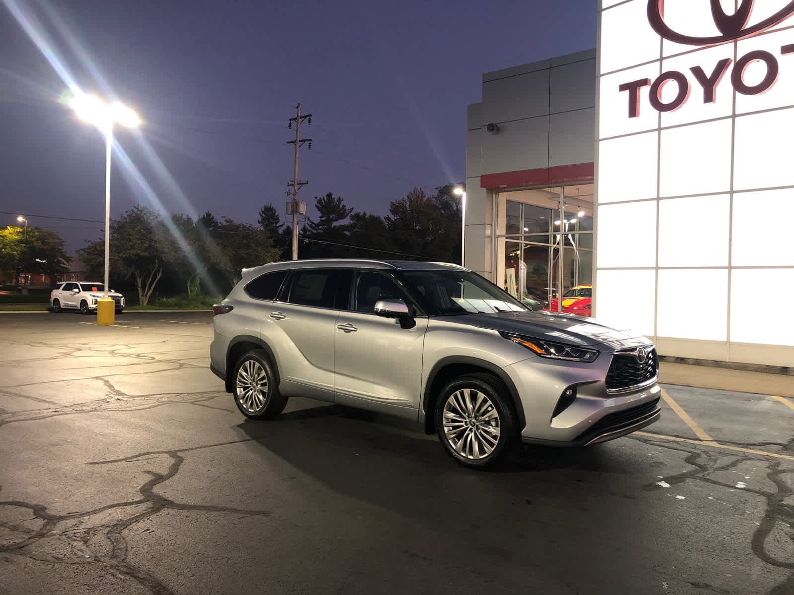 2025 Toyota Highlander Platinum's photo