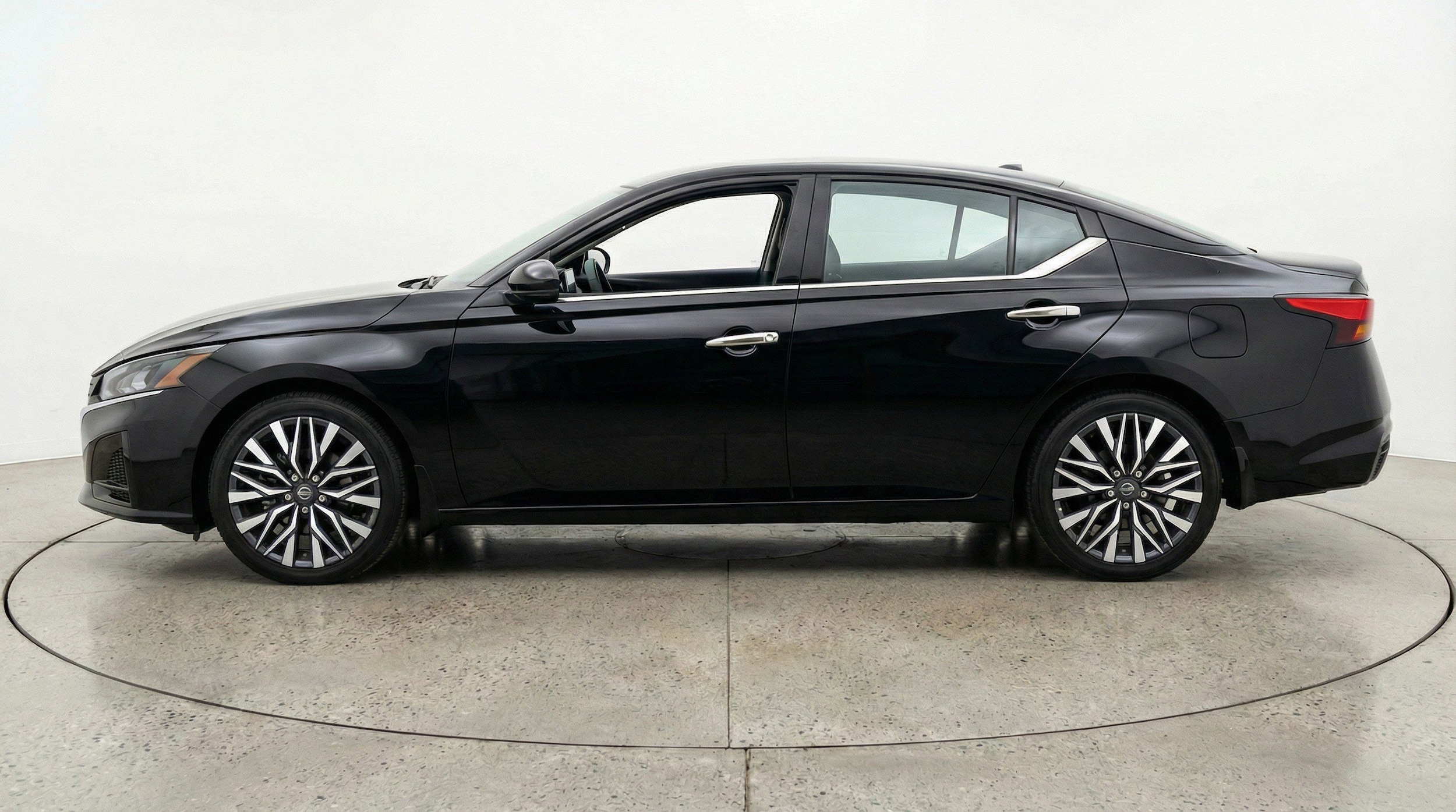 Thumbnail: 2025 Nissan Altima - 5