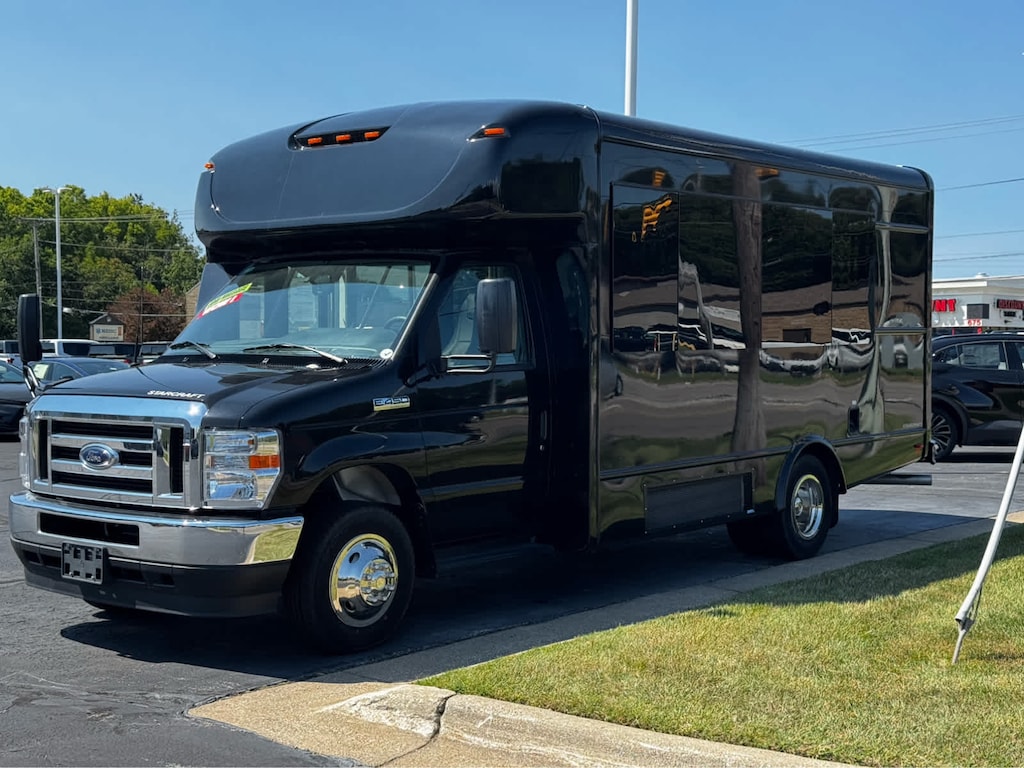 Used 2025 Ford E-Series Cutaway E-450 DRW 158 WB E-450 DRW 158 WB