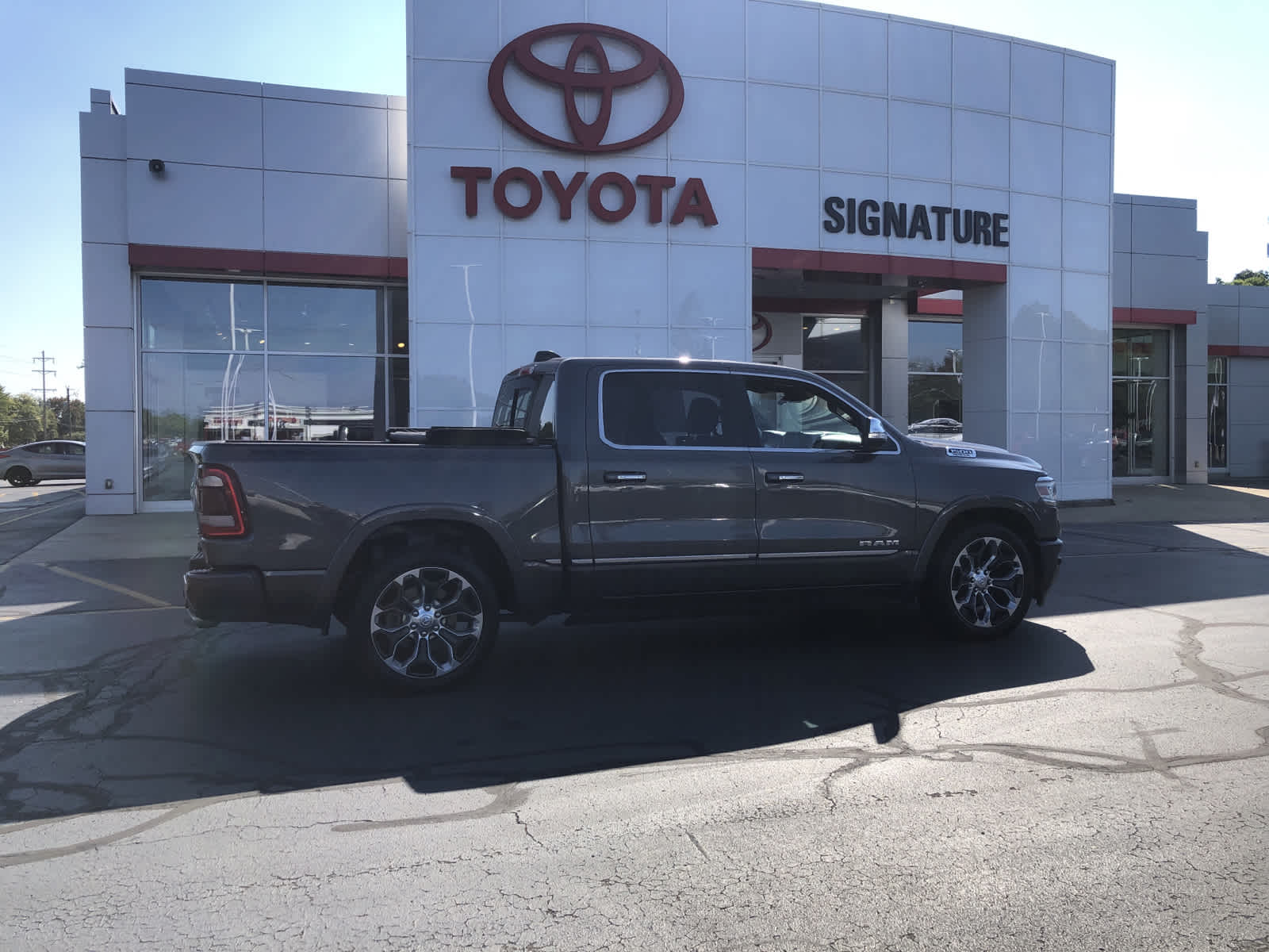 Used 2019 RAM Ram 1500 Pickup Limited with VIN 1C6SRFHT2KN698155 for sale in Benton Harbor, MI