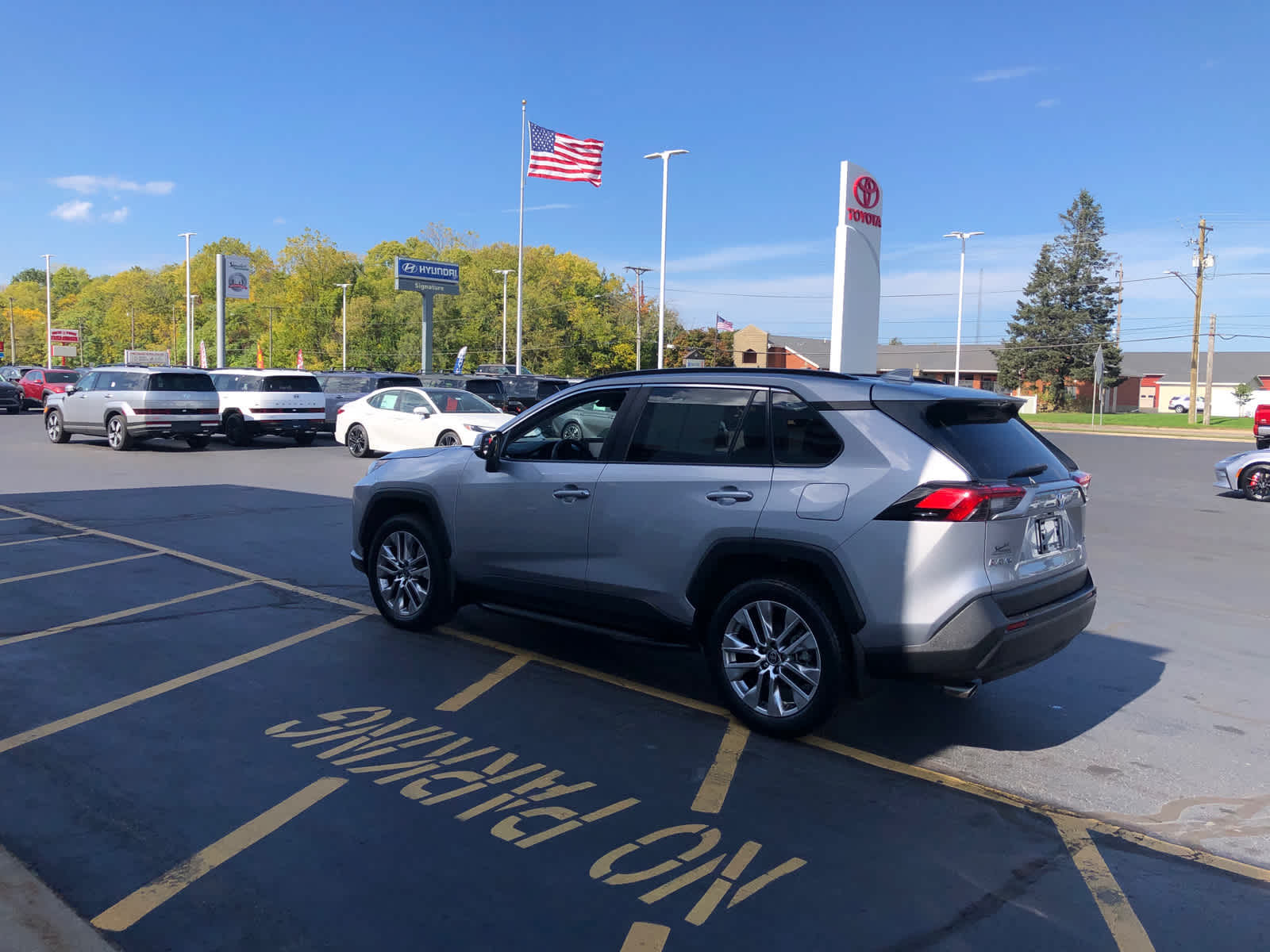 2022 Toyota RAV4 XLE Premium photo 3