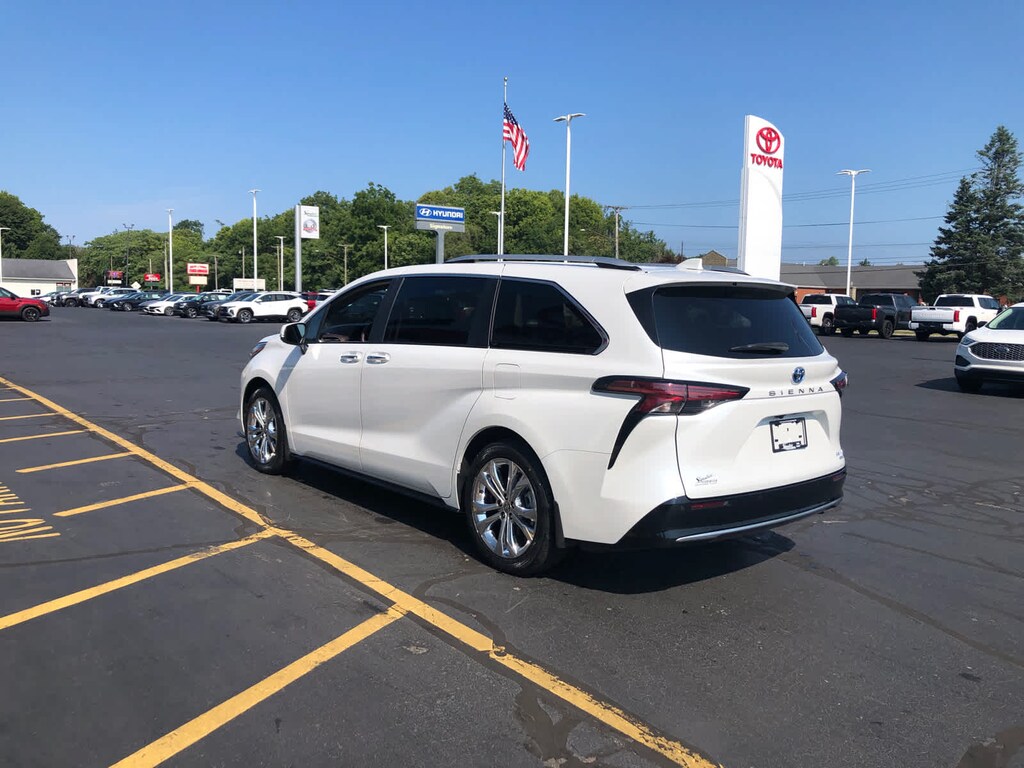 Certified 2024 Toyota Sienna Platinum FWD 7-Passenger (Natl)