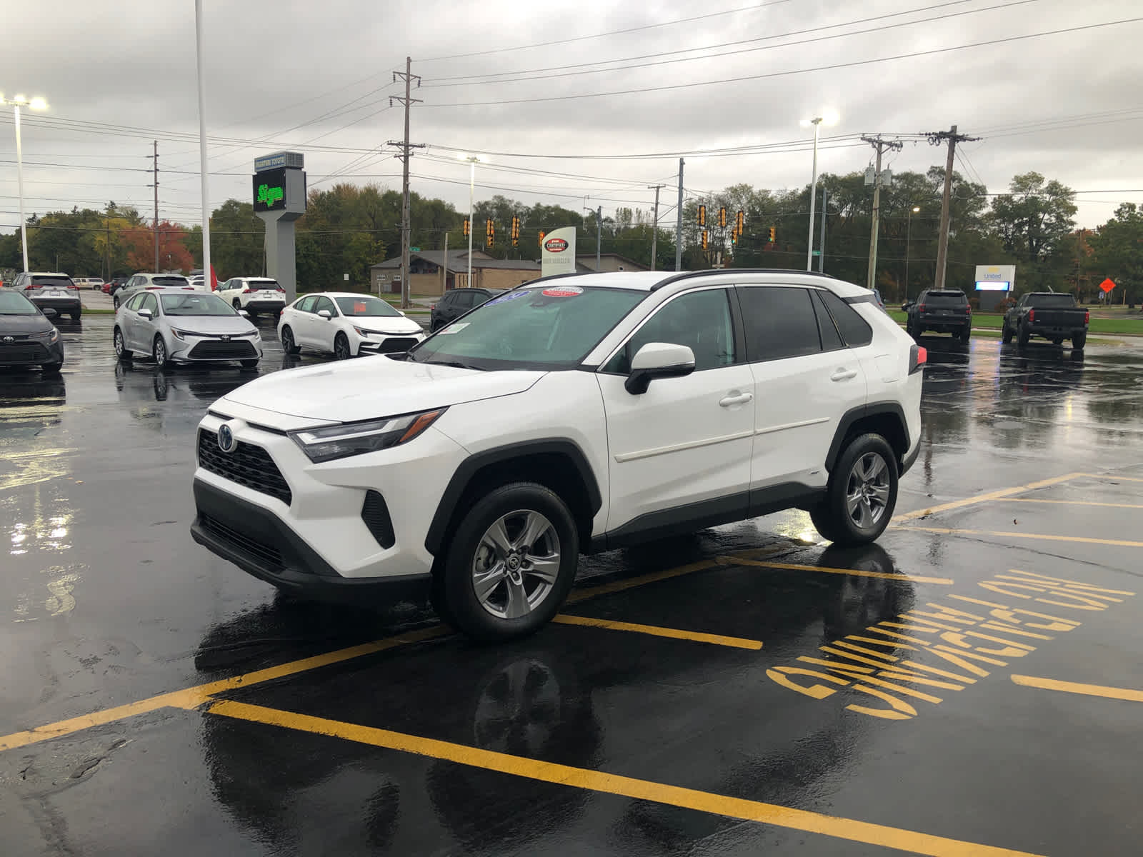 2024 Toyota RAV4 Hybrid LE photo 4