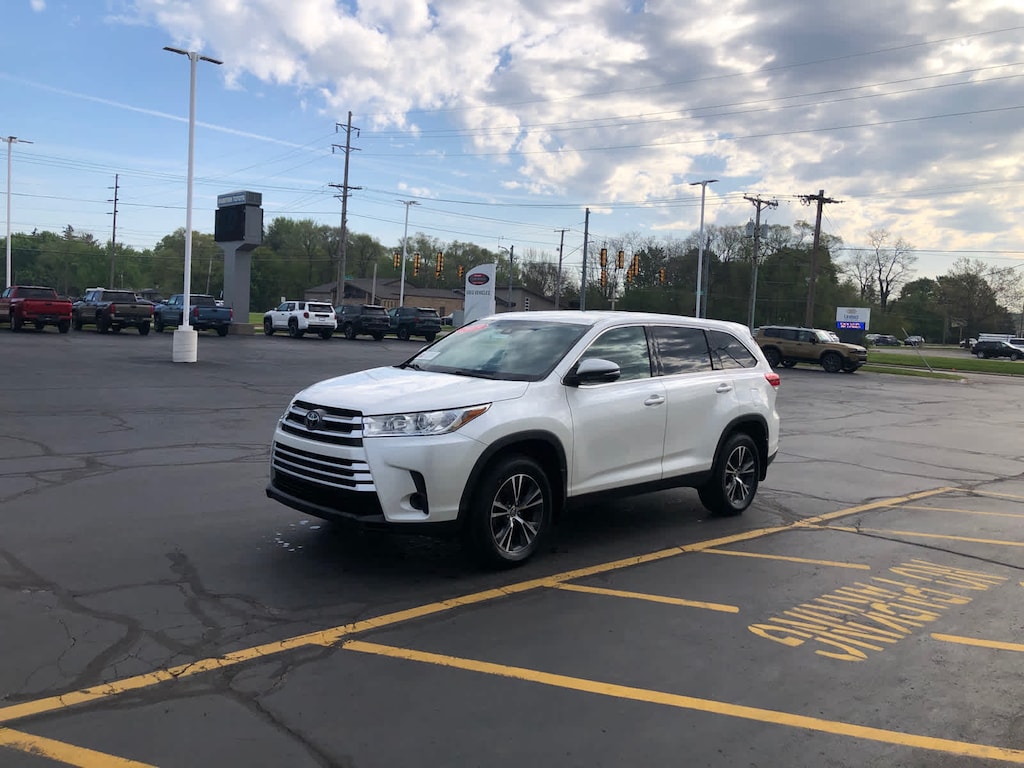 Used 2019 Toyota Highlander LE V6 AWD (Natl)