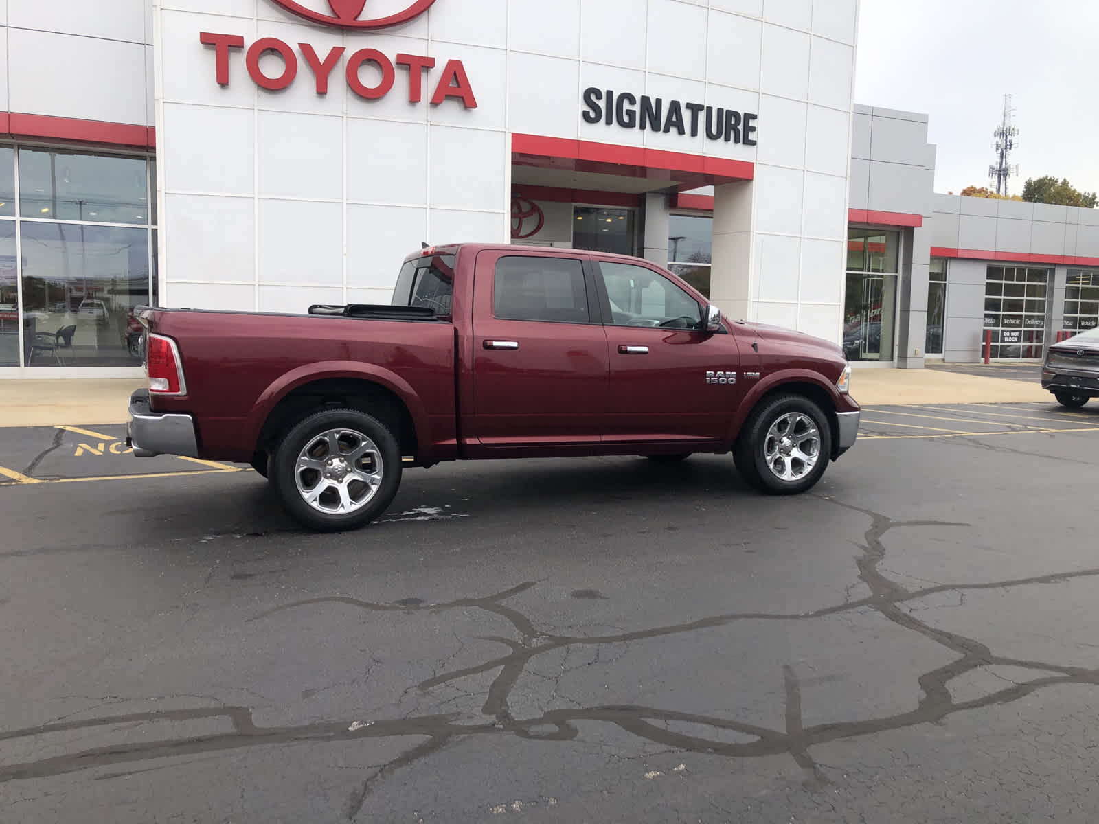 Used 2017 RAM Ram 1500 Pickup Laramie with VIN 1C6RR7NT5HS817142 for sale in Benton Harbor, MI