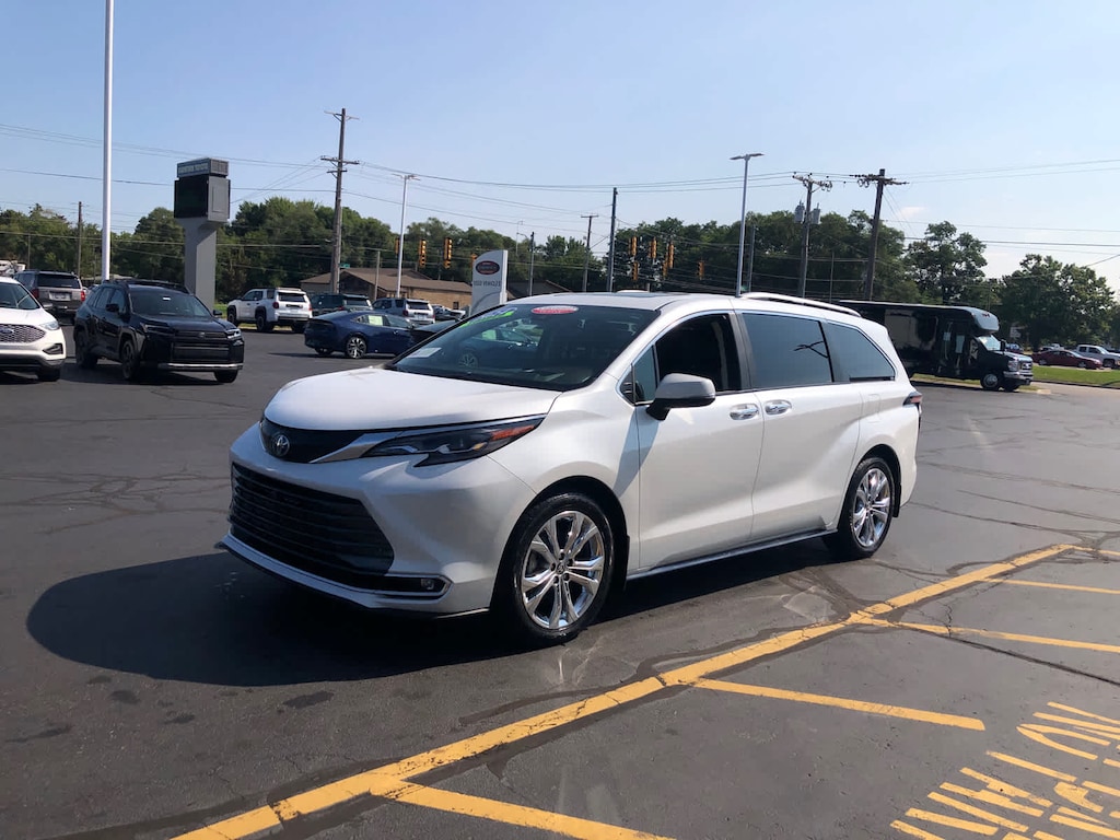 Certified 2024 Toyota Sienna Platinum FWD 7-Passenger (Natl)