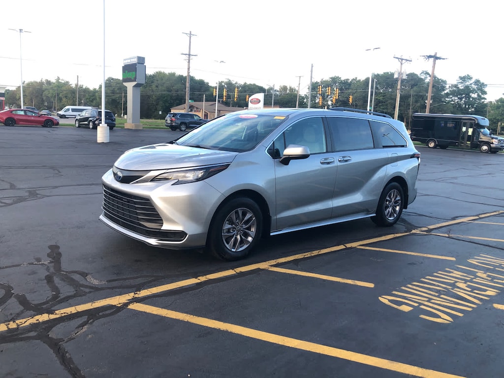 Certified 2025 Toyota Sienna LE FWD 8-Passenger (Natl)
