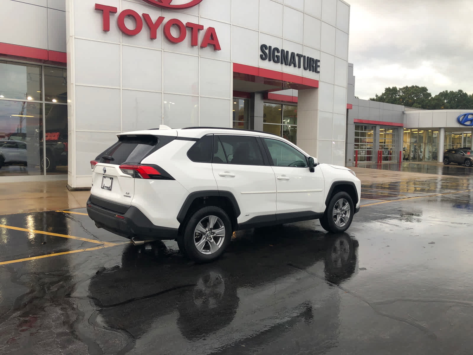 2024 Toyota RAV4 Hybrid LE photo 2